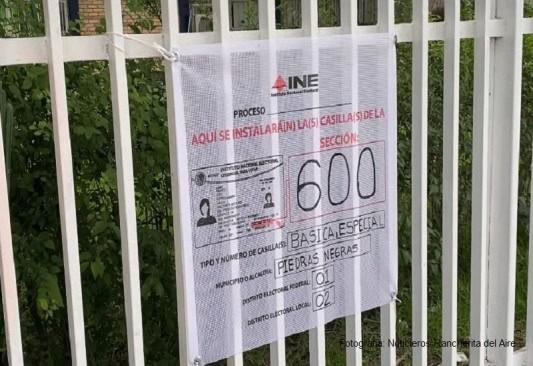 Instala INE lonas en escuelas para casillas electorales