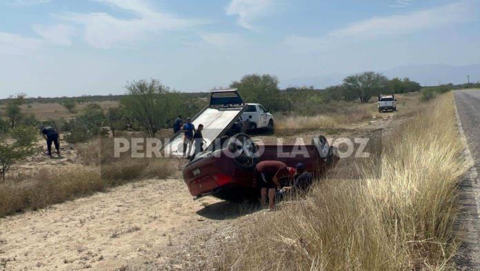 Sobrevive a volcadura; Luis N fue auxiliado tras presentar leves lesiones