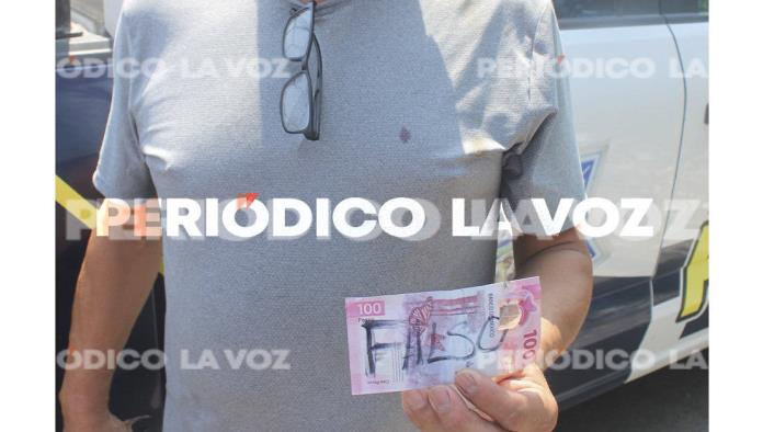 Lo estafan con billetes falsos