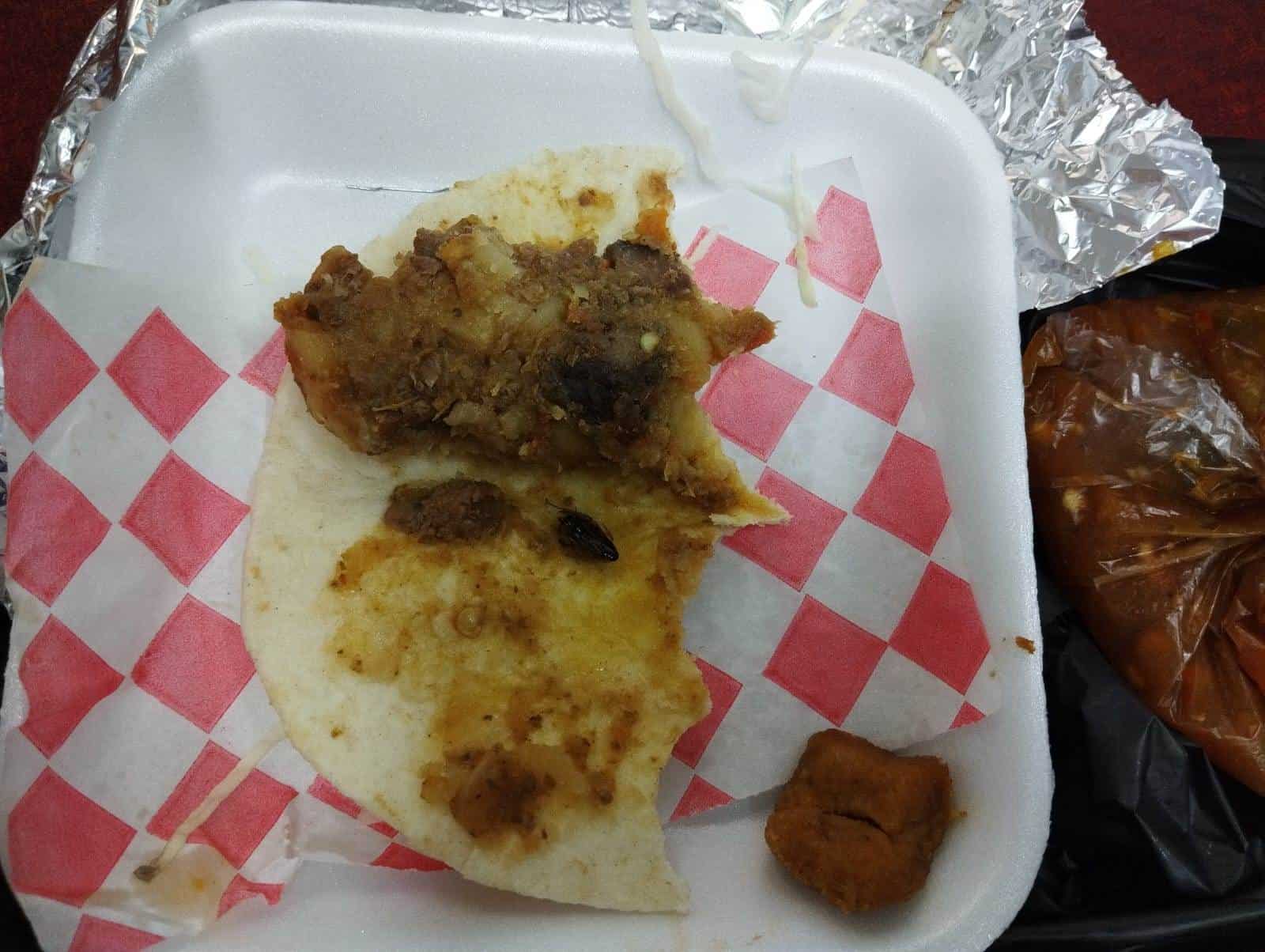 Denuncian restaurante por vender comida en mal estado.