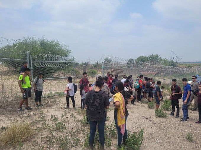 Arrestó TxDPS a 112 migrantes en Normandy y halló a 12 menores no acompañados