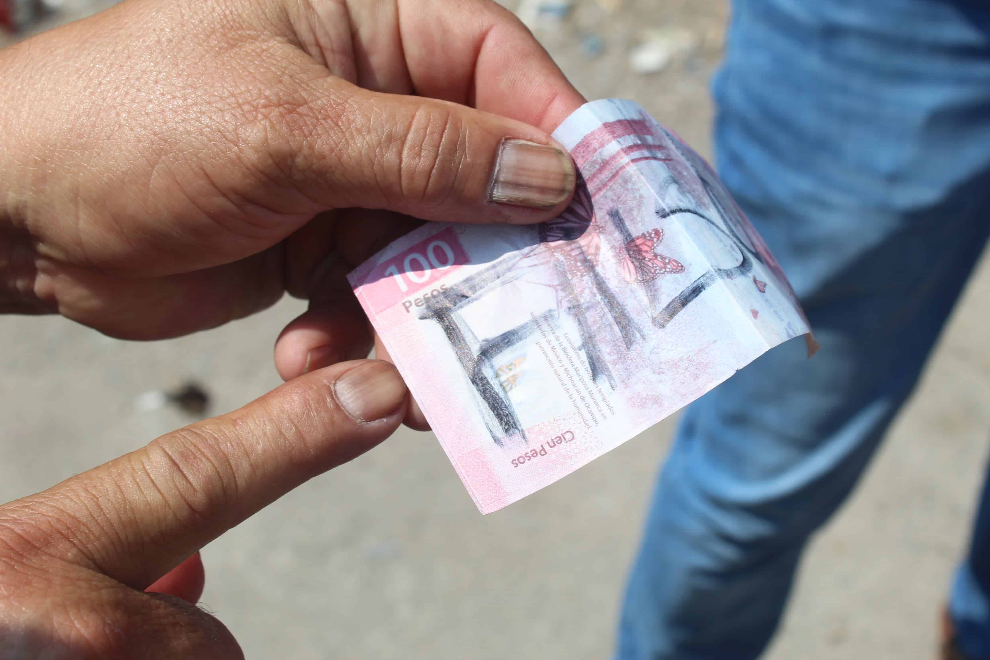 Lo estafan con billetes falsos