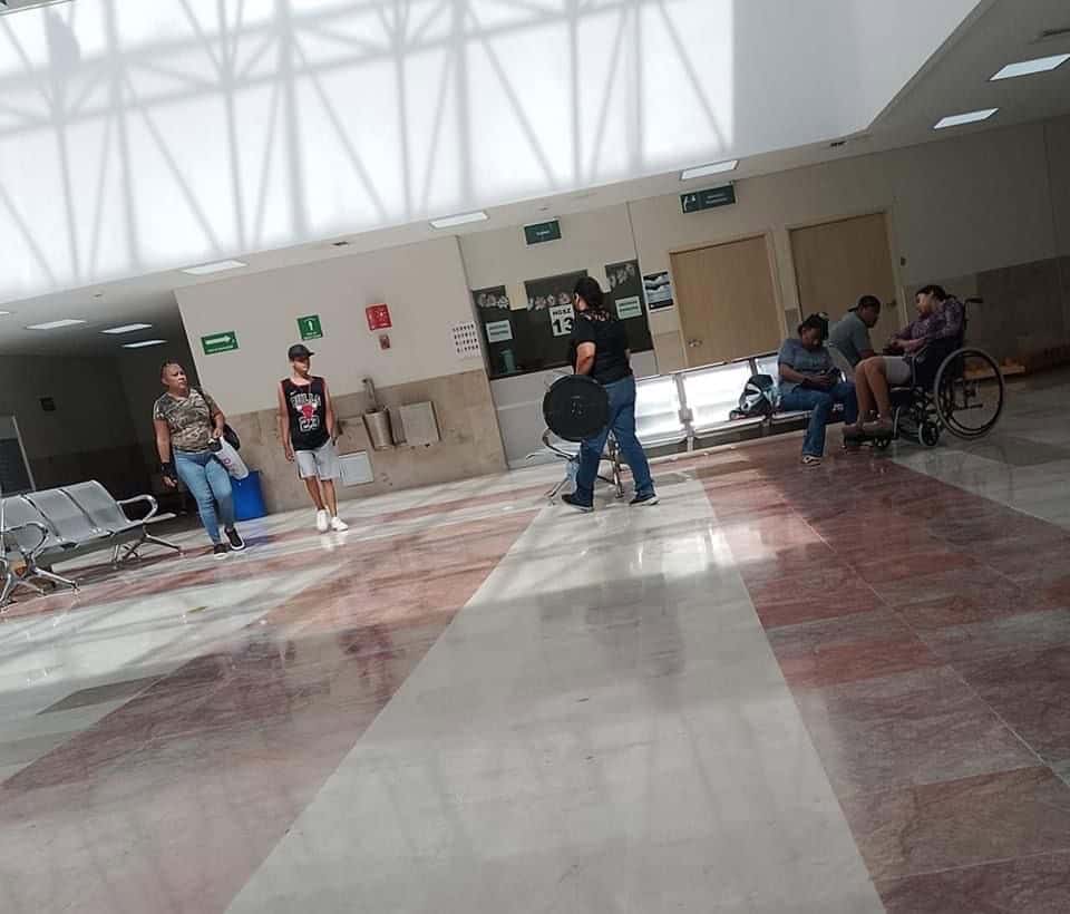 PIDEN AIRE ACONDICIONADO: Protesta en el IMSS