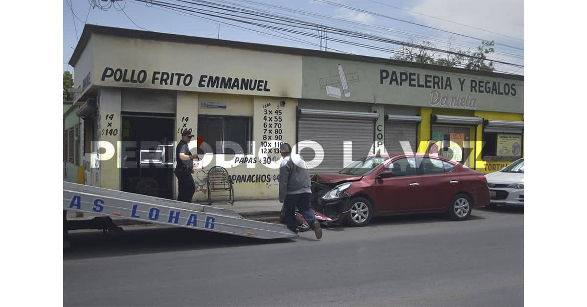 Causa escolta choque en la avenida Industrial
