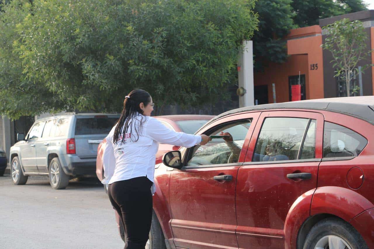 Se compromete Pily Valenzuela con cancha de pasto sintético en la deportiva de Nava