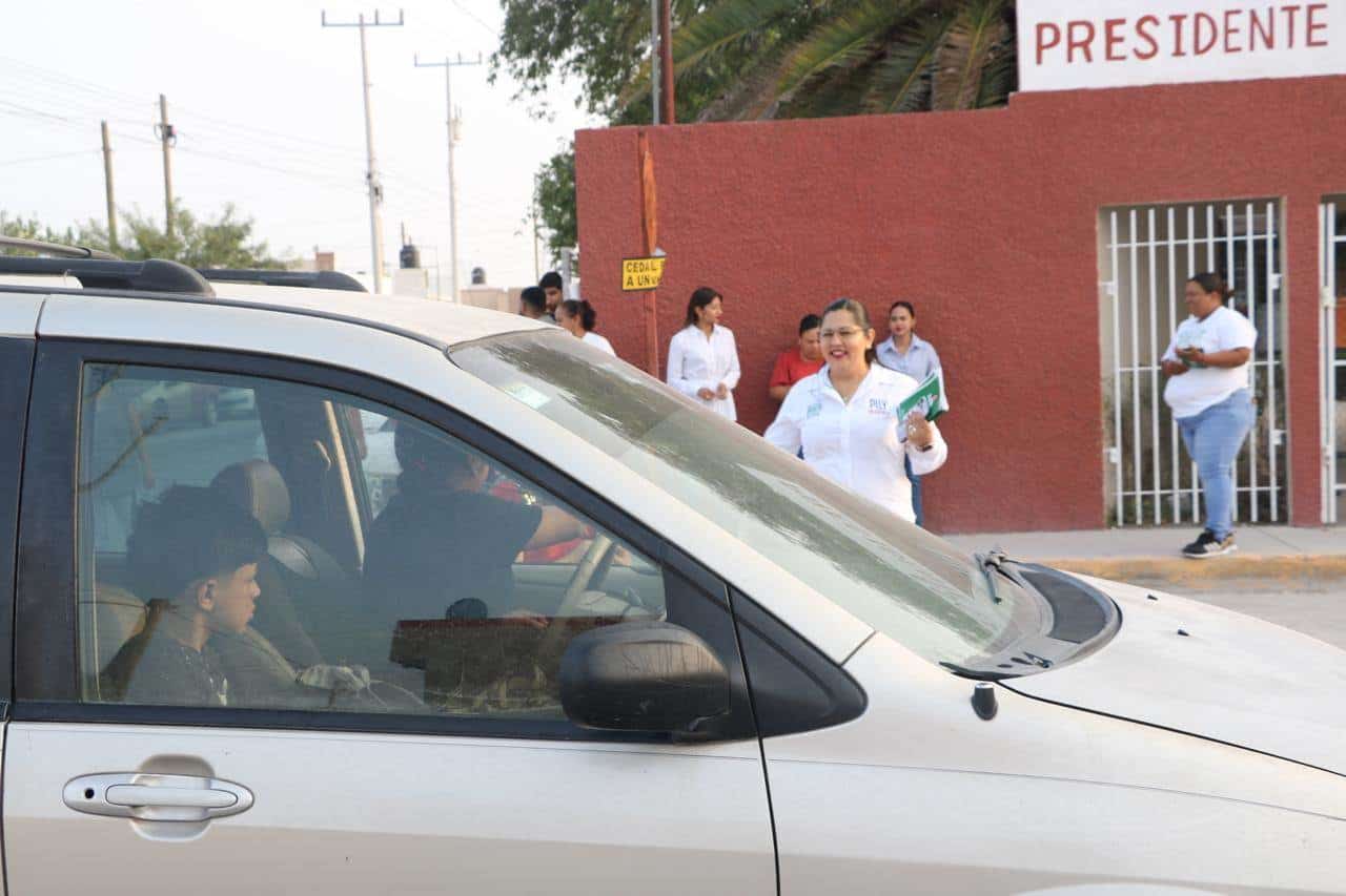 Se compromete Pily Valenzuela con cancha de pasto sintético en la deportiva de Nava