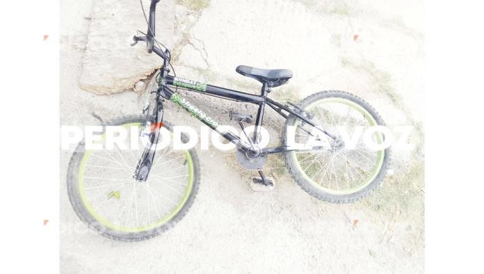 Se impacta joven ciclista contra taxi