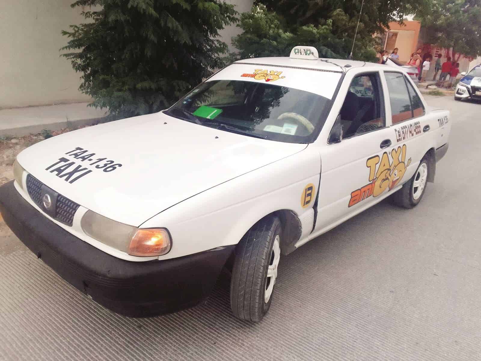 Se impacta joven ciclista contra taxi