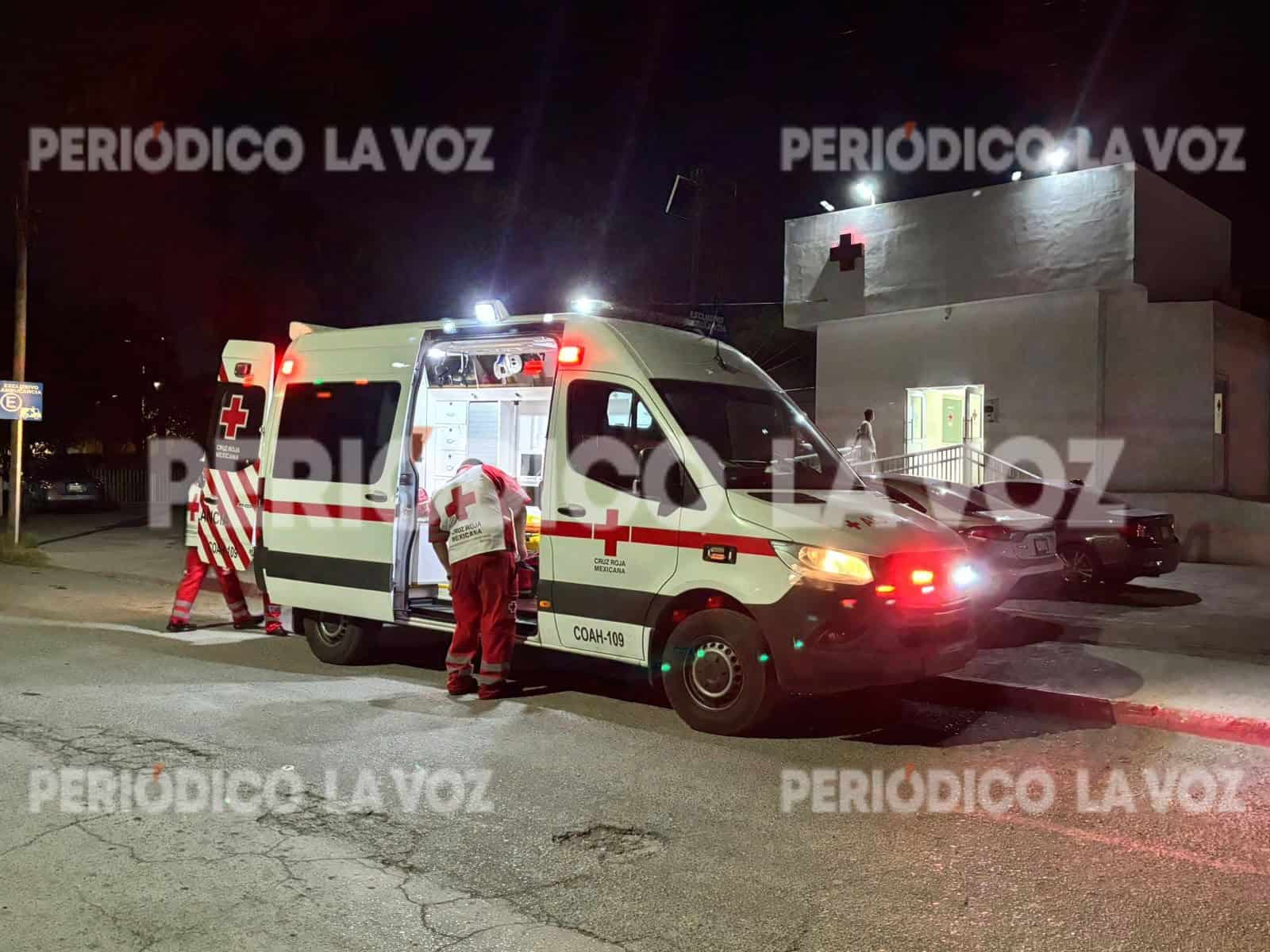 Paramédicos de Cruz Roja Mexicana auxiliaron a Erick y lo llevaron al hospital.