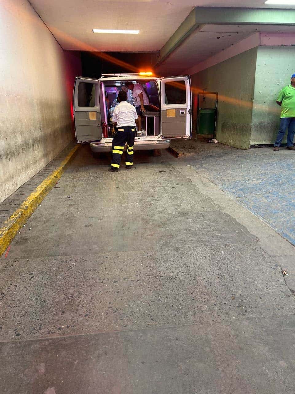 Termina abuelito inconsciente en caída