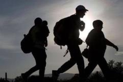 Migrantes denuncian ser agredidos por autoridades texanas cuando duermen