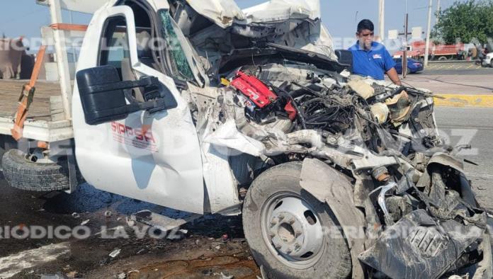 Potente choque por alcance deja lesionado a conductor de camión