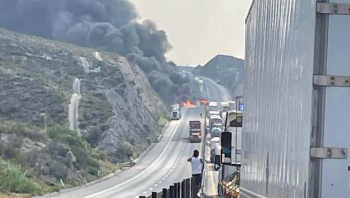 Vuelca y explota pipa en la Saltillo – Monterrey 