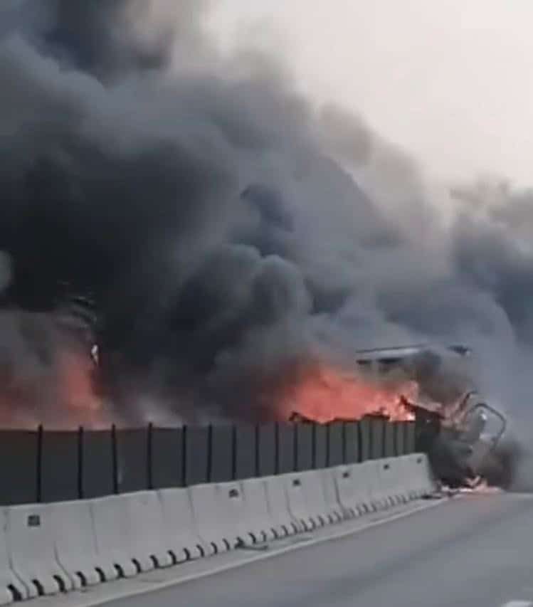 Vuelca y explota pipa en la Saltillo – Monterrey 
