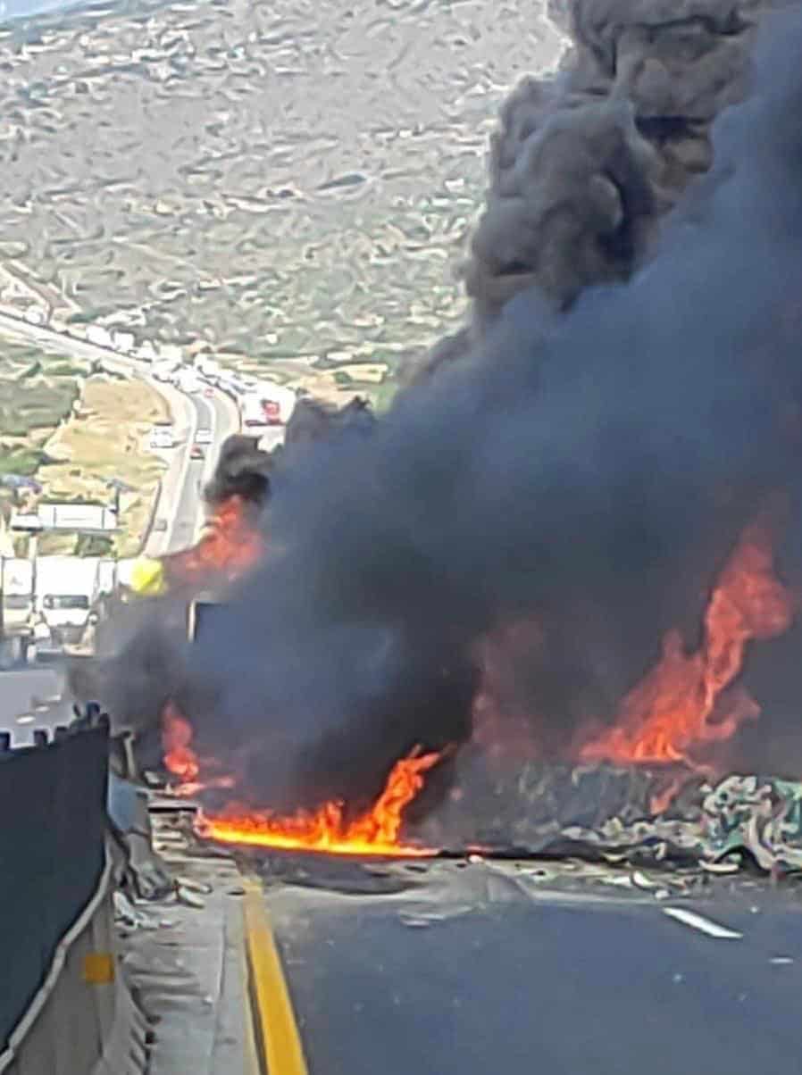 Vuelca y explota pipa en la Saltillo – Monterrey 