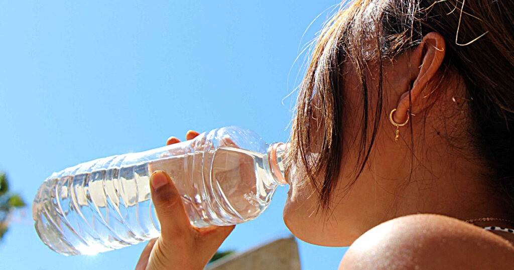 Recomiendan mantenerse hidratados durante el día, para evitar golpe de calor.