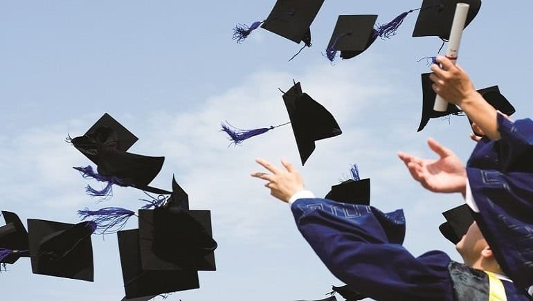 Las ceremonias de graduación deberán ser en lugares cerrados y climatizados.