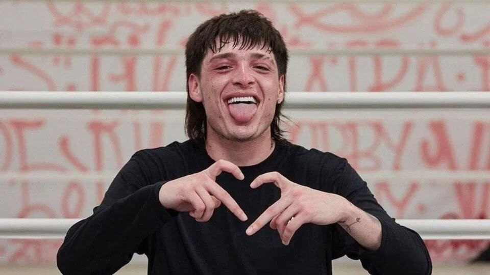 Peso Pluma enloquece a fans con su nuevo corte de cabello
