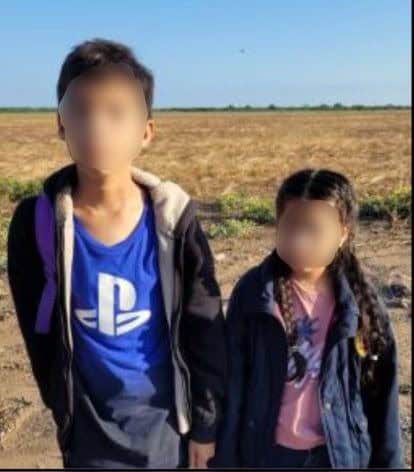 Localizan a dos hermanitos no acompañados entre grupo de inmigrantes en Texas.