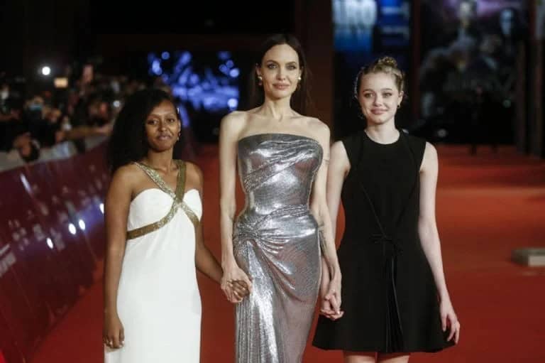 Fotografía de archivo fechada el 24 de octubre de 2021 que muestra a la actriz estadounidense Angelina Jolie acompañada de dos de sus hijas, Zahara Marley Jolie-Pitt y Shiloh Jolie-Pitt a su llegada para la presentación de la película Eternals en el festival de cine de Roma (Italia). Créditos: EFE/ Fabio Frustaci