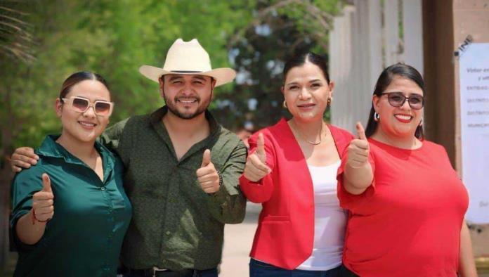 Liquin Quintanilla emite su voto en San José del Aura