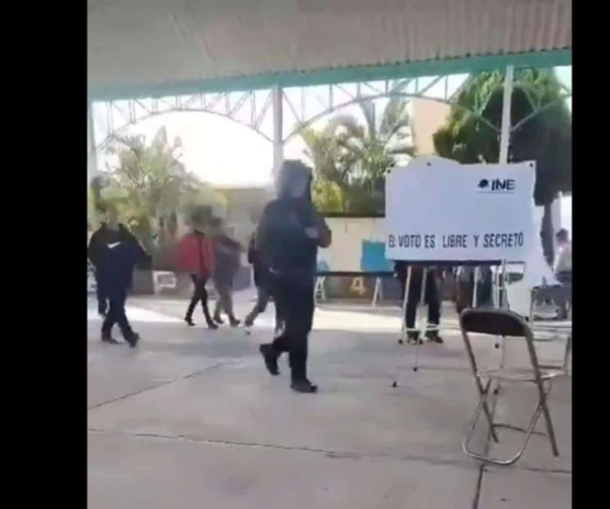 Sujetos roban boletas electorales en Puebla
