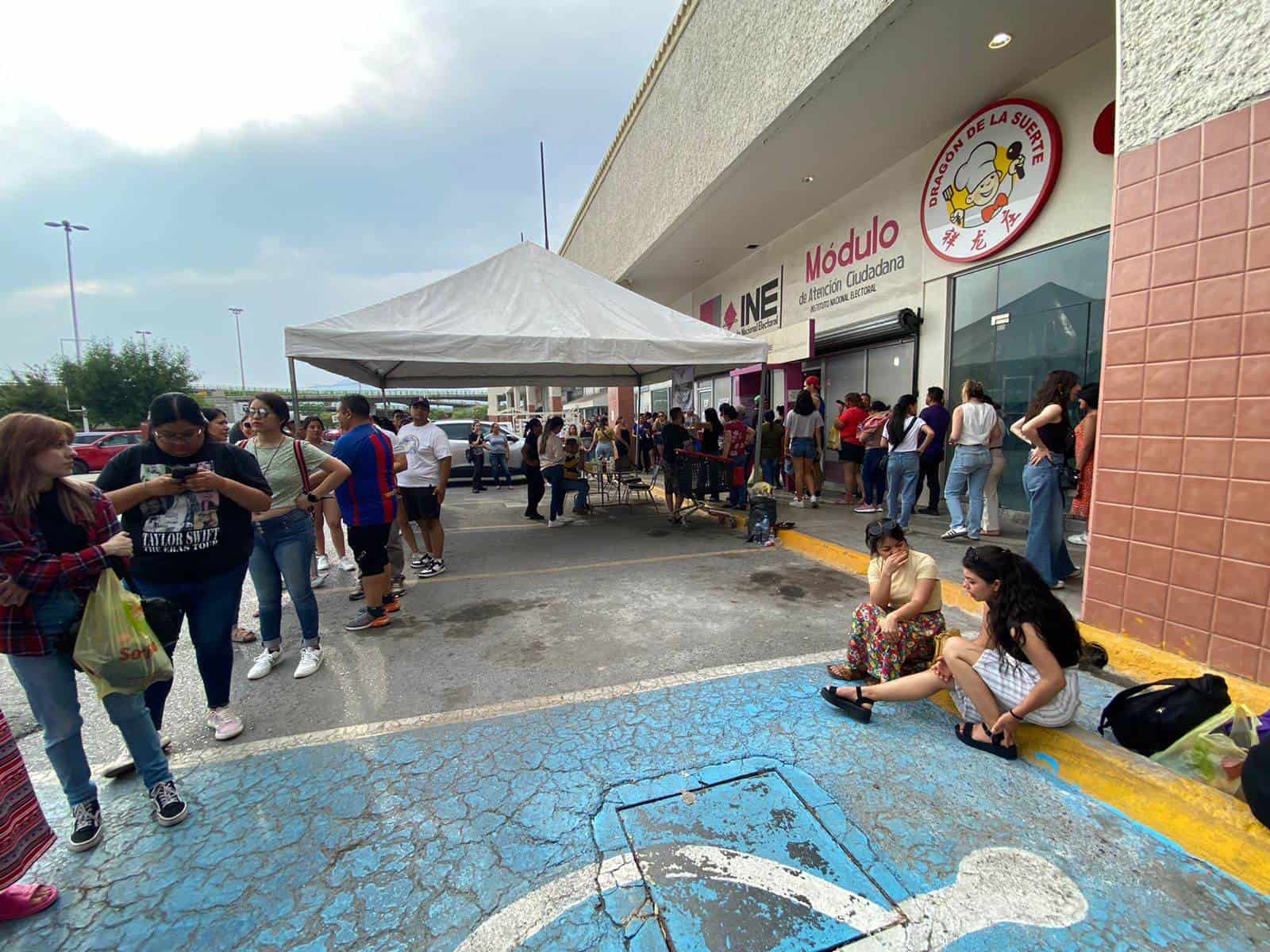 Ciudadanos foráneos que habitan en la Región Sureste saturaron las casillas especiales que se instalaron en Saltillo y Ramos Arizpe.