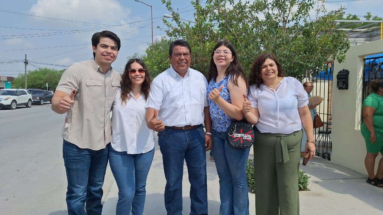 Acude Roberto Piña a votar en familia.