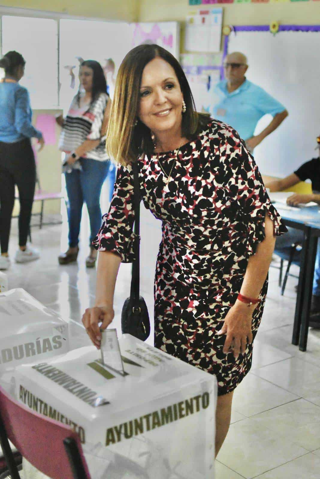Vota Sari Pérez Cantú.