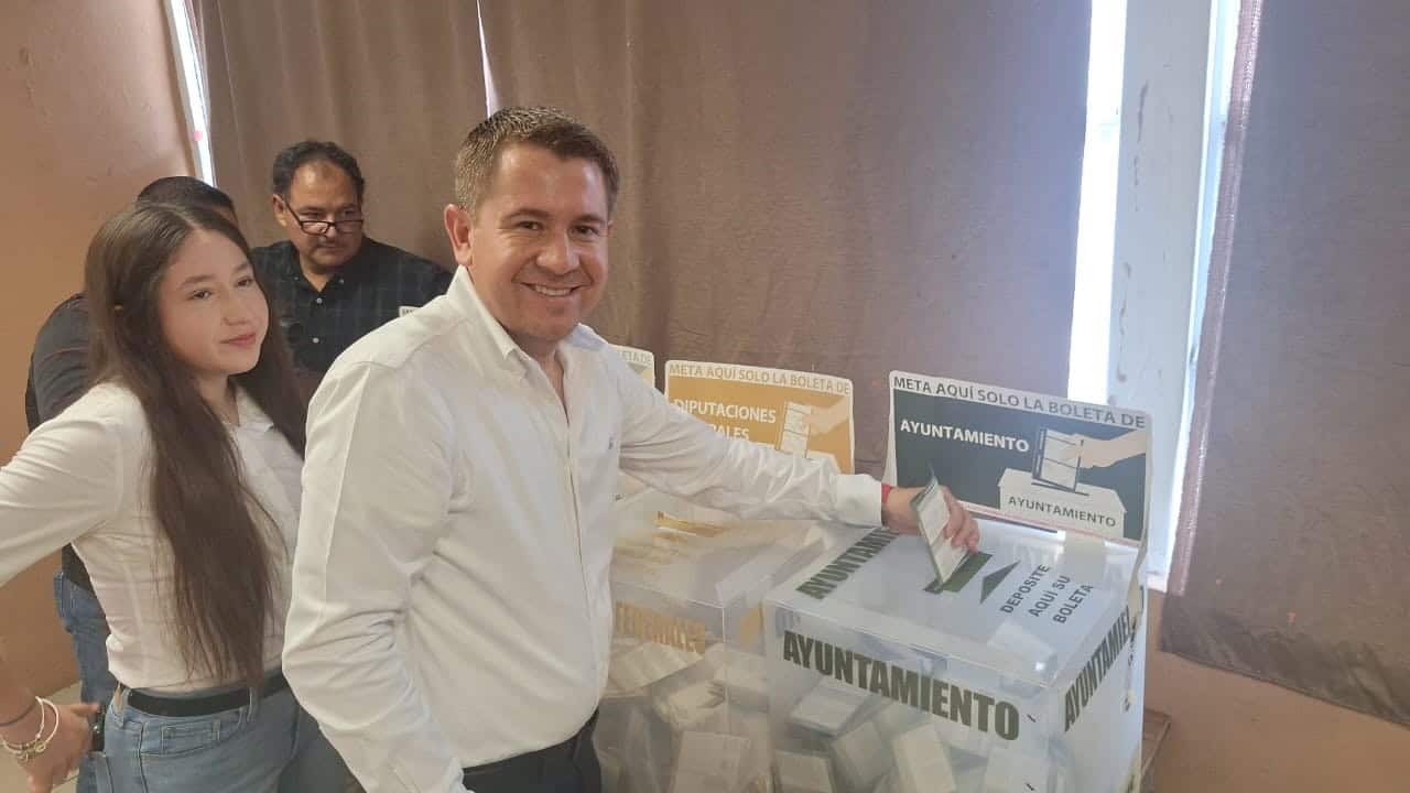 Acude Hugo Lozano a votar.