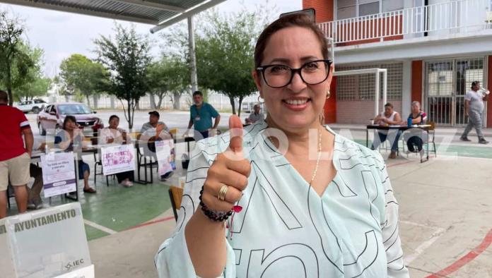 Claudia Garza del Toro emite su voto