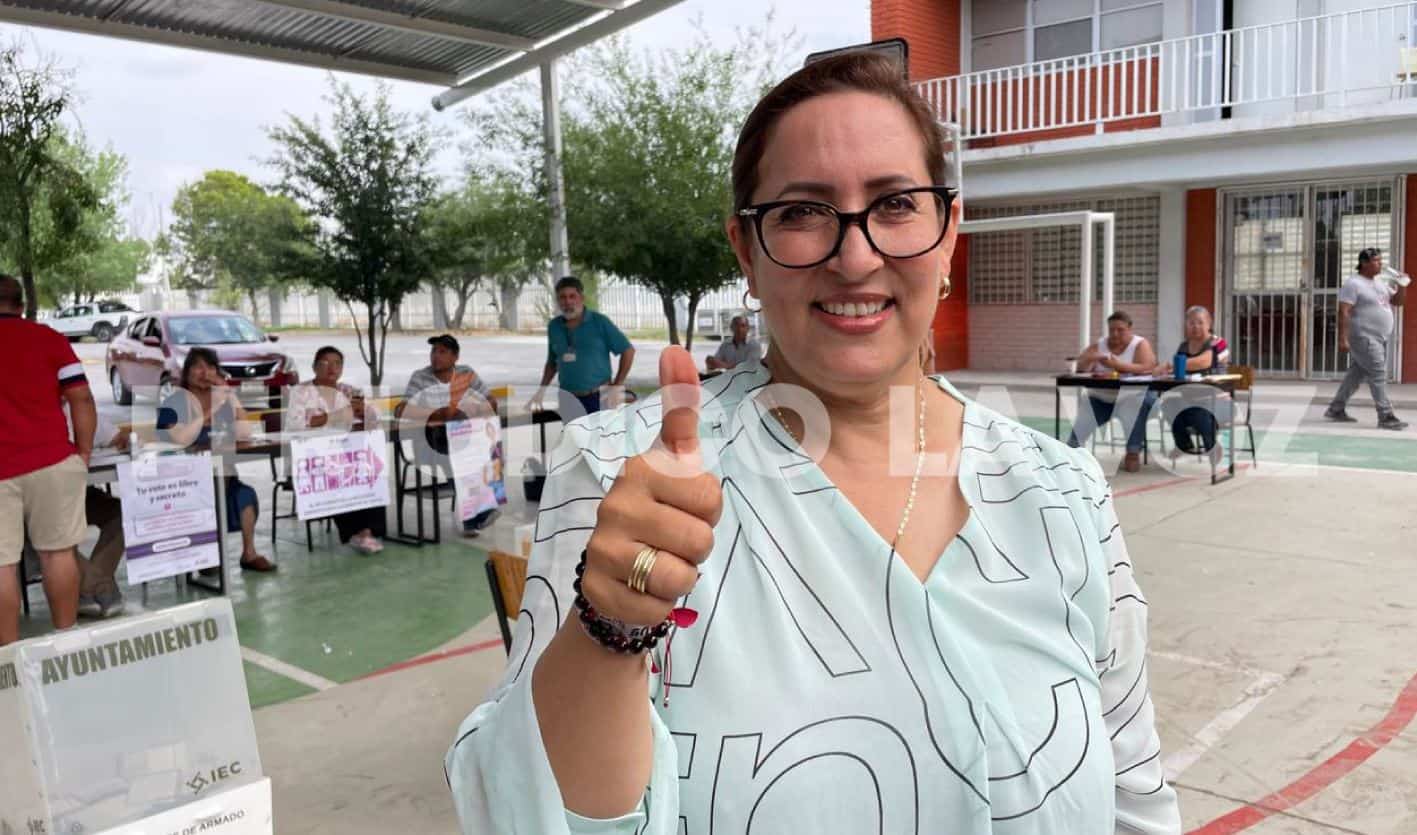 Claudia Garza del Toro emite su voto