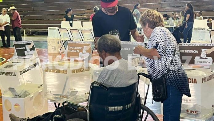 Ponen la muestra adultos mayores al salir a votar