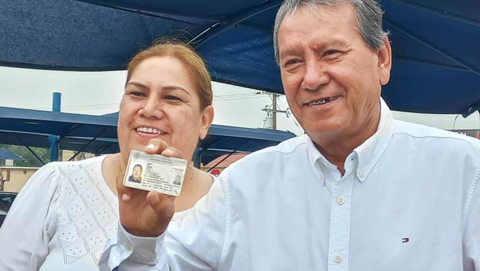 Emite su voto el candidato Oscar Ríos en San Juan de Sabinas