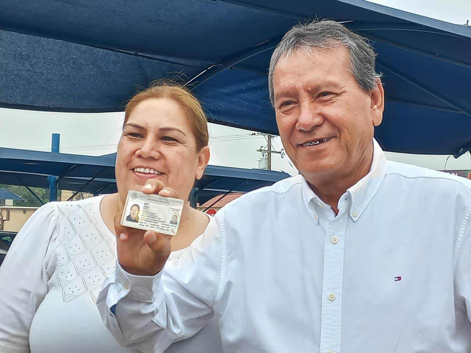 Emite su voto el candidato Oscar Ríos en San Juan de Sabinas