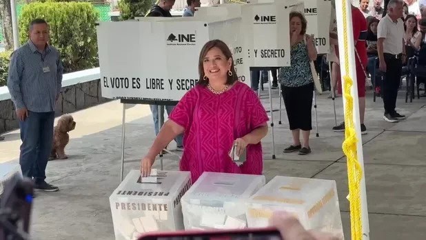 Xóchitl Gálvez emitió su voto en casilla de la alcaldía Miguel Hidalgo.| Israel Navarro
