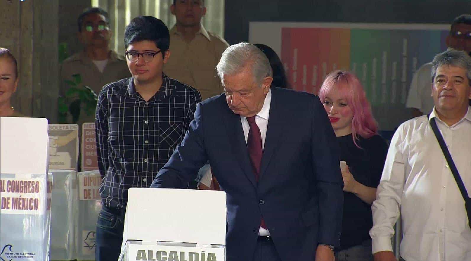 AMLO acude a votar; firma peluche de Amlito para un niño