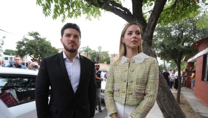 Mariana Rodríguez acude a votar con Samuel García