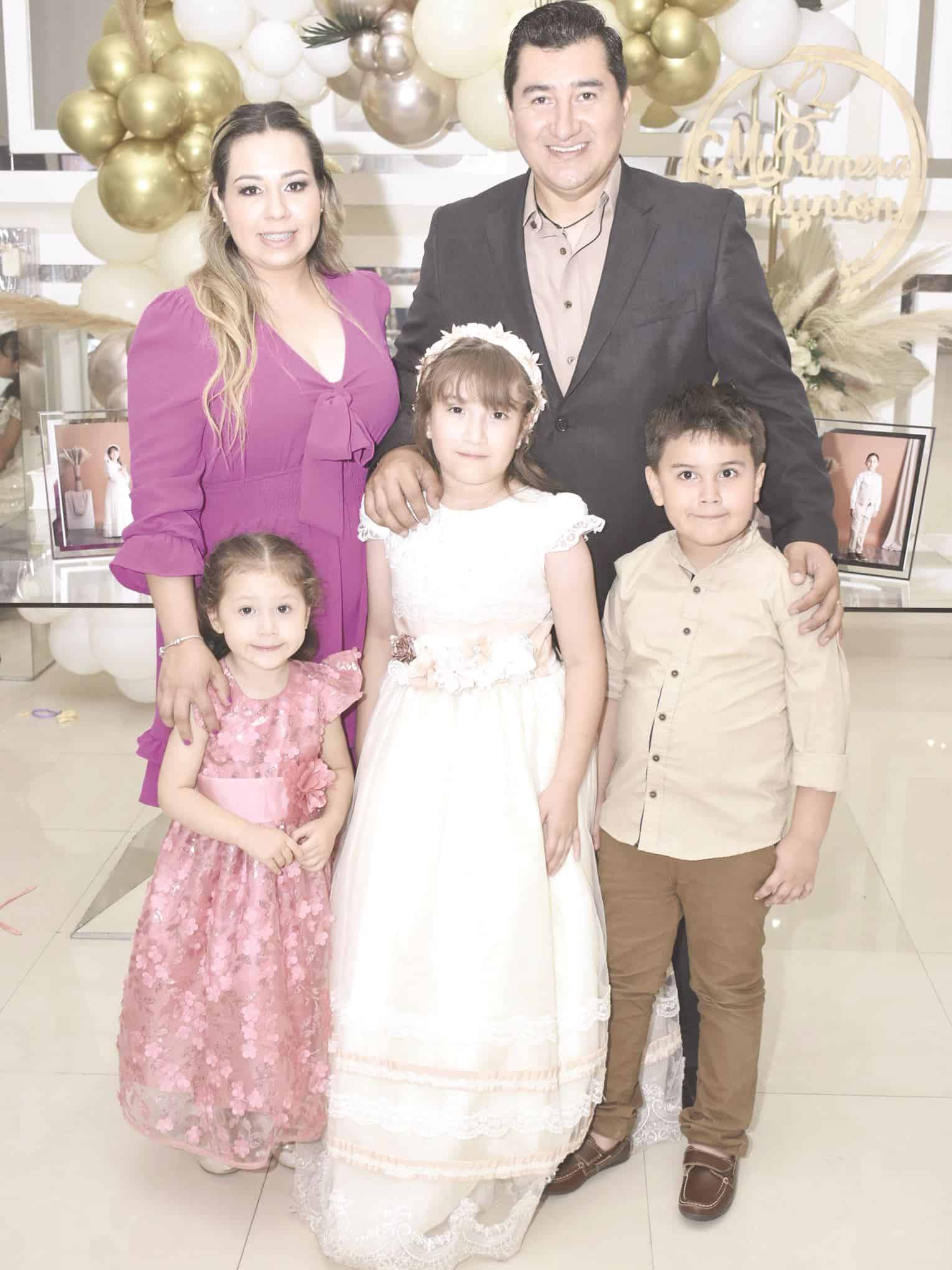 Sus padres lucieron felices.