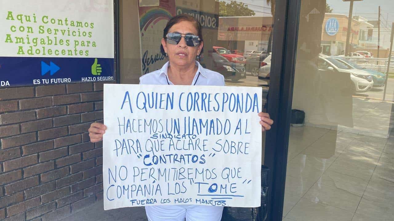 Se manifiesta trabajadora al exterior de Jurisdicción Sanitaria cuarta.