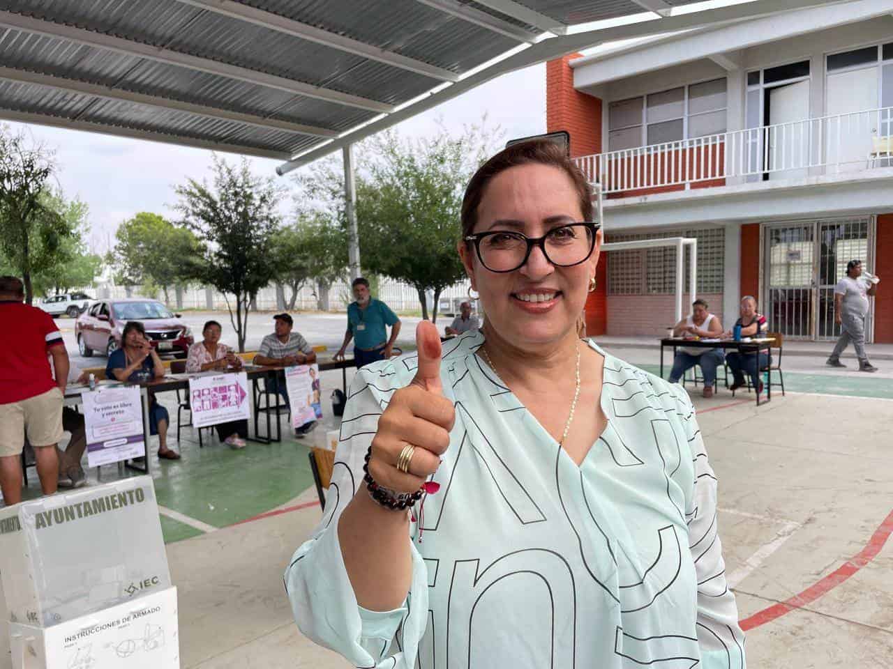 La candidata por el partido Morena acude a emitir su sufragio.