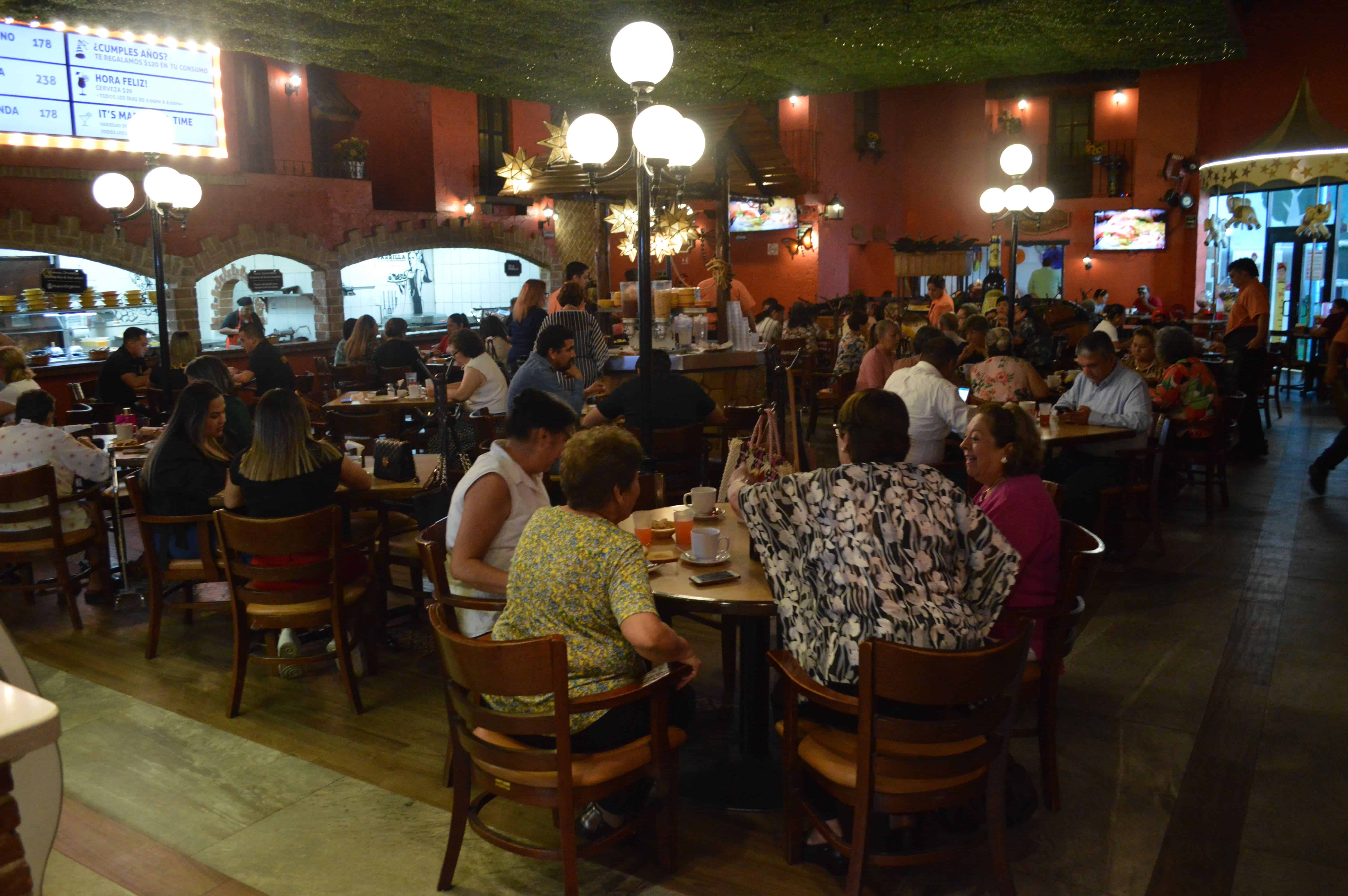 Las personas no perdieron el tiempo en acudir por sus descuentos en restaurantes y negocios.