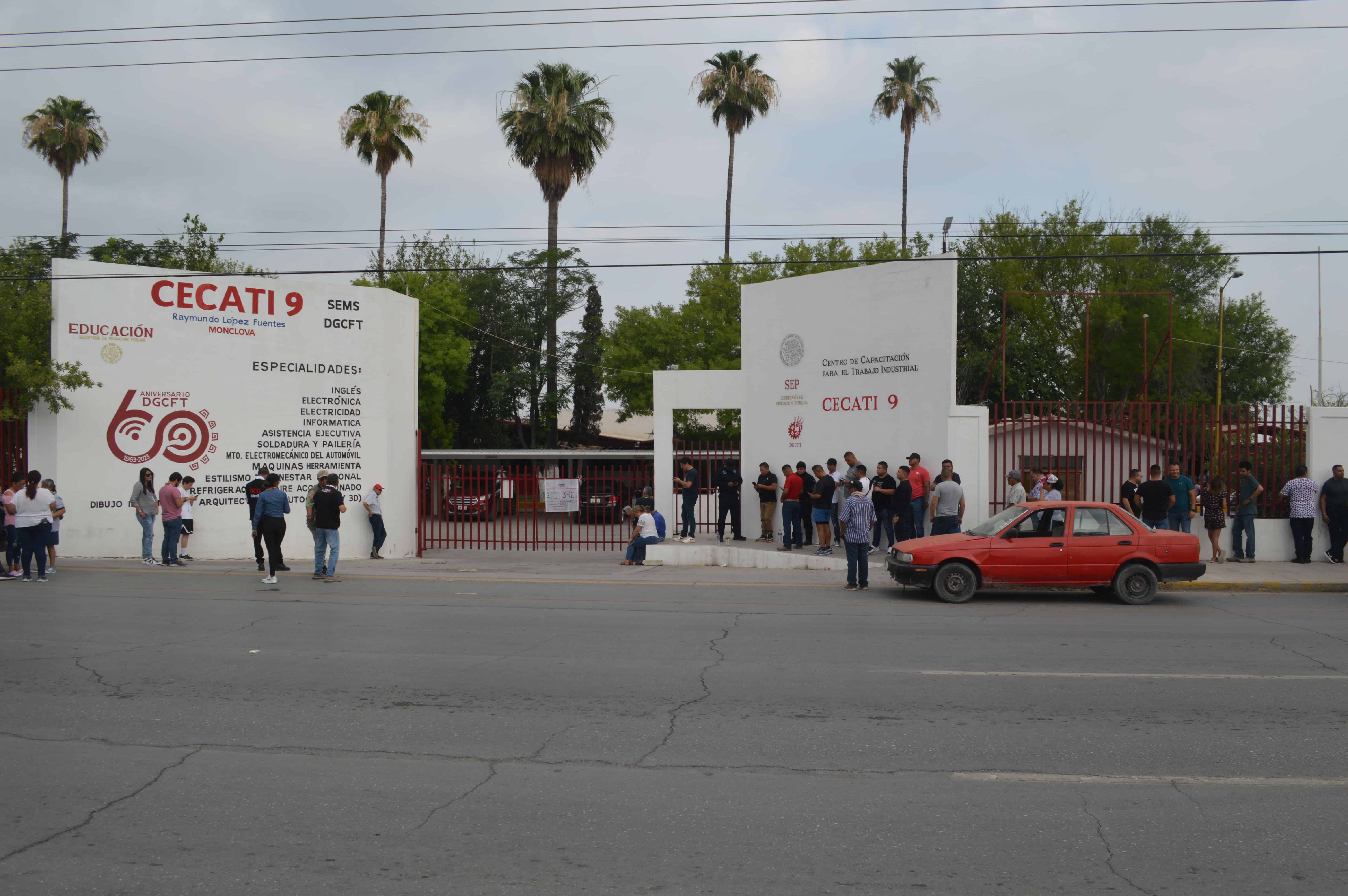 Cientos de personas esperaron por más de una hora a que abrieran la casilla especial del Cecati 9.