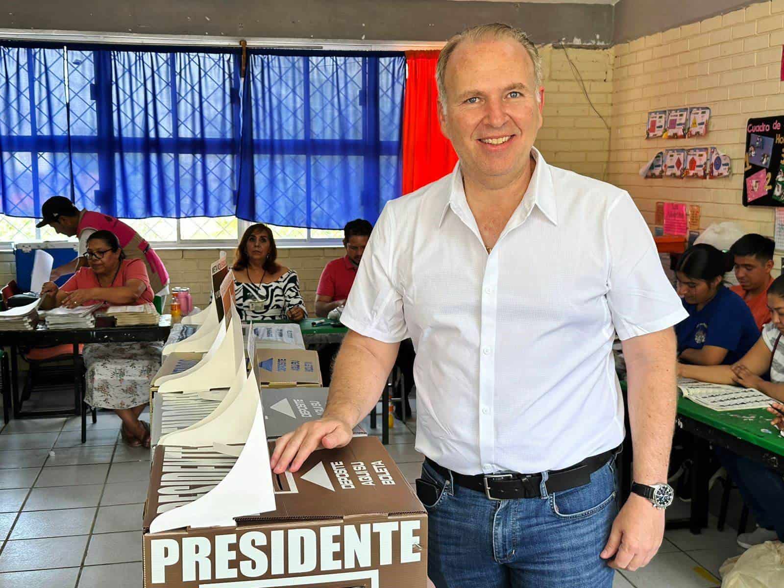 Theo Kalionchiz acudió a emitir su voto, contento porque la gente salió a votar.