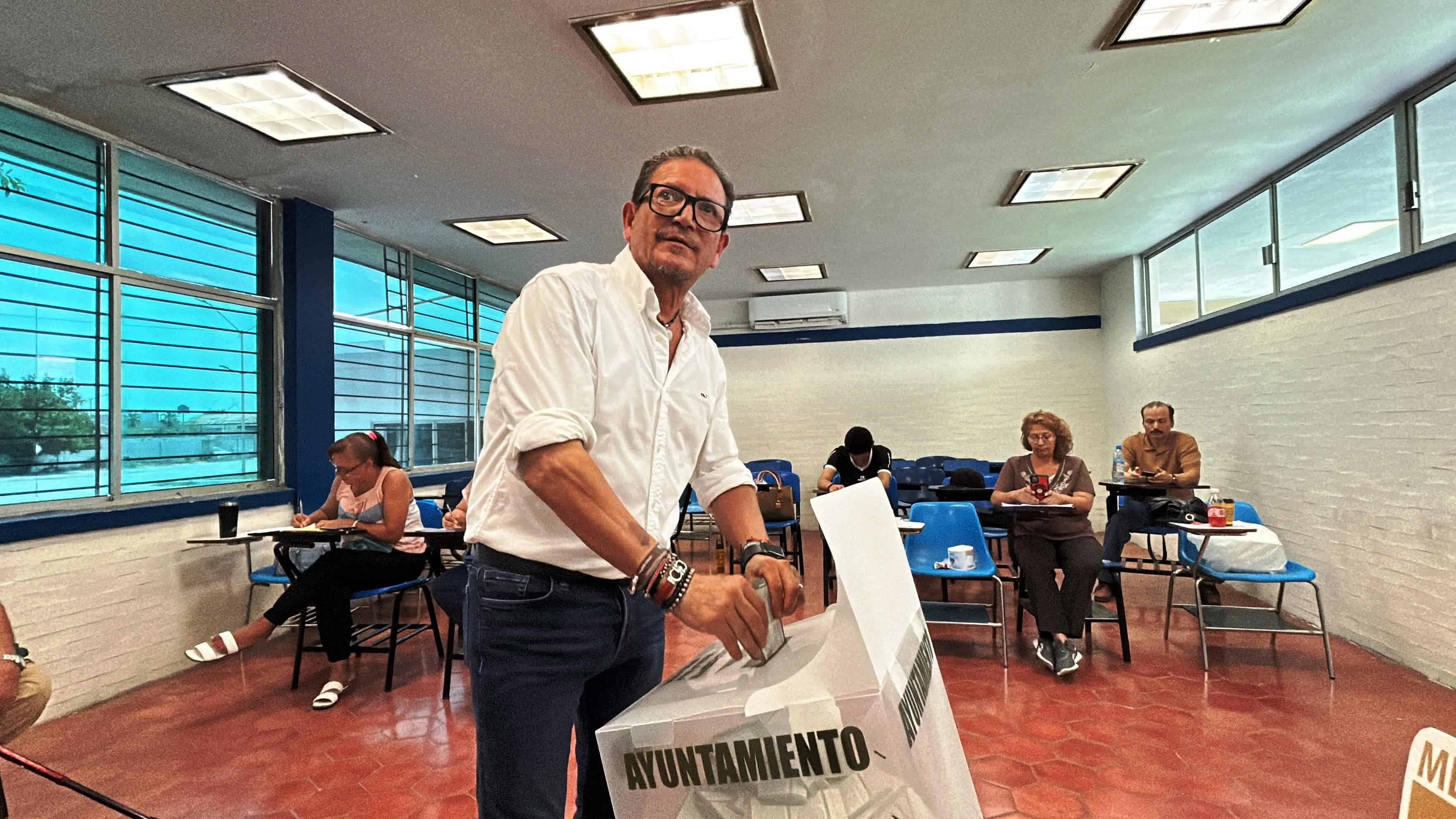 César Flores Sosa emitió su sufragio en la FIME.