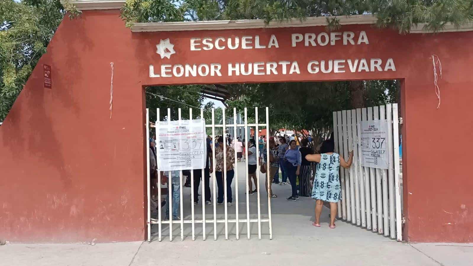 Ciudadanos se ven sorprendidos por el cambio de casilla a la escuela Leonor Huerta.