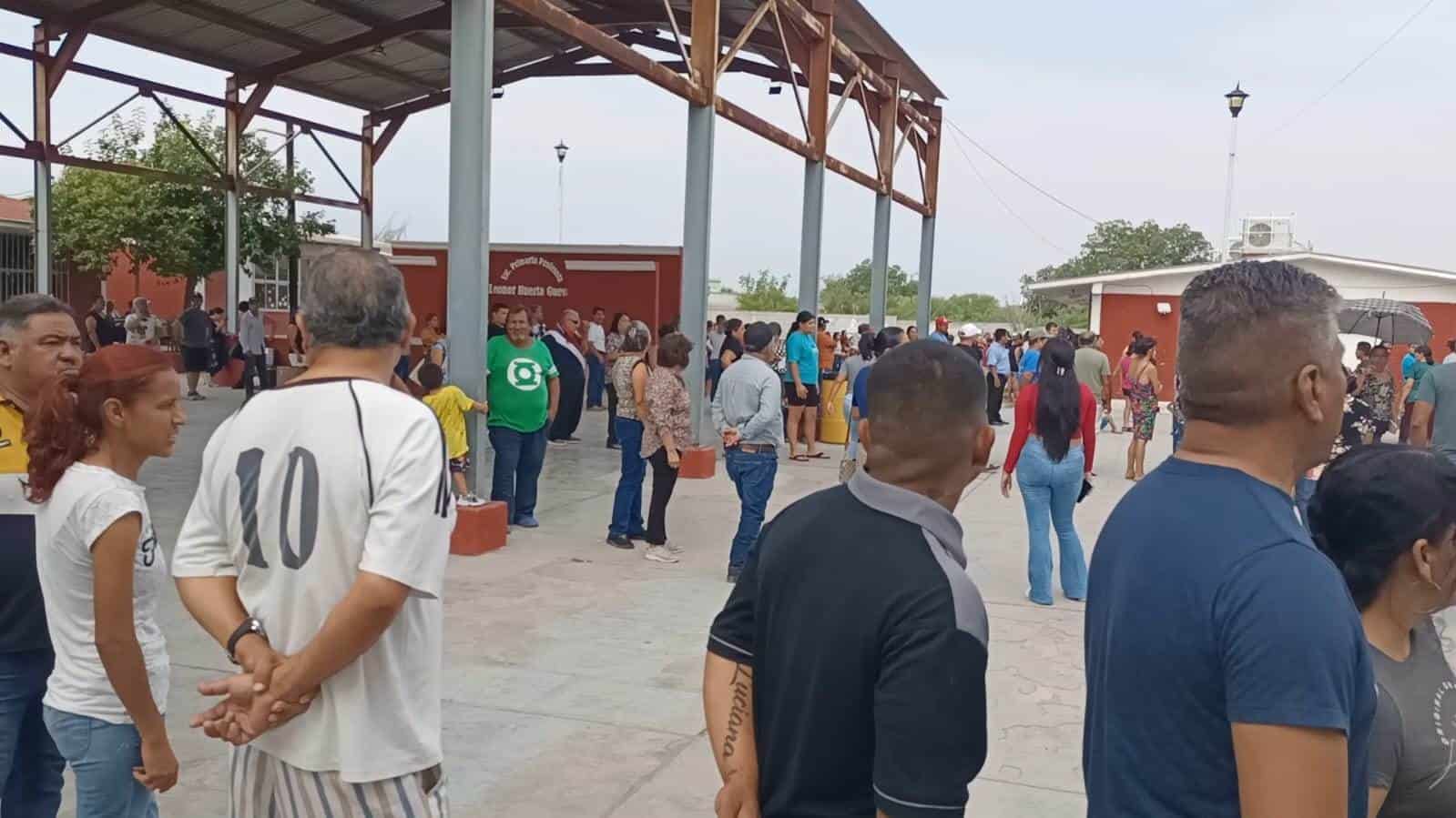 Denuncian ciudadanos la compra de votos dentro de la casilla.