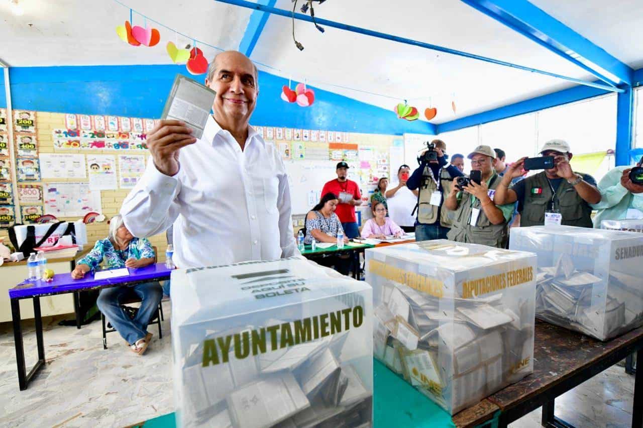 El Dr. Mario Dávila Delgado, candidato del PAN a la alcaldía de Monclova, votó este domingo a las 11:00 am en la escuela Emiliano Zapata, resaltando la participación ciudadana.