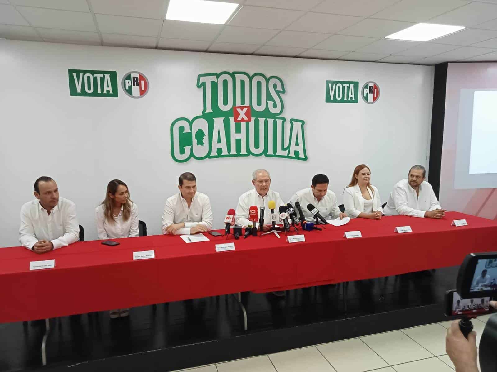 El presidente del Comité Directivo Estatal del PRI en Coahuila, Carlos Robles Loustaunau.
