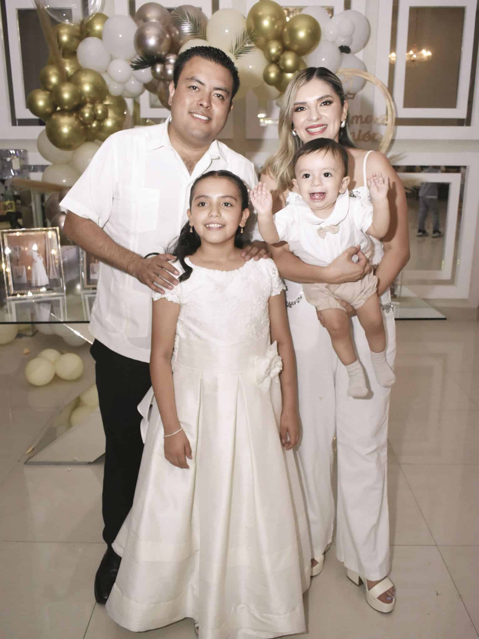 Acompañada de sus padres.